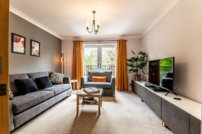 Stylish townhouse by the Quay with parking